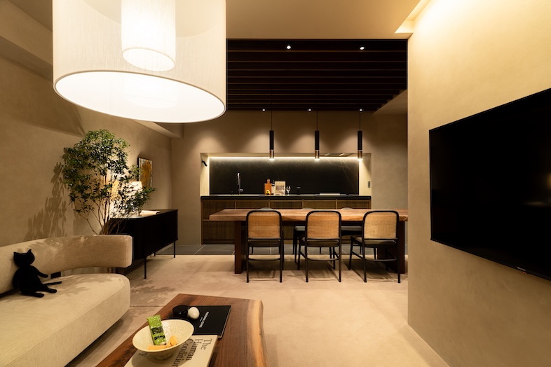 Aru home｜デザイナー設計のスタイリッシュな家具配置が魅力のリビング