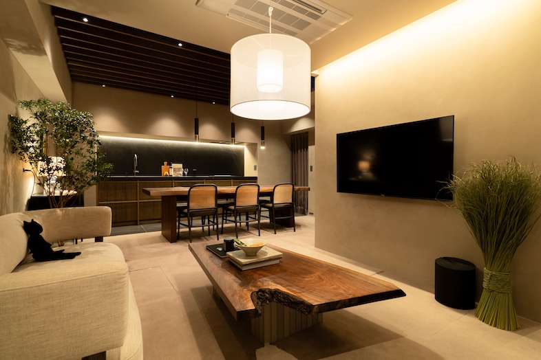 Aru home｜テレビを中心にゆったり過ごす空間は、団欒シーンのほか、インタビューやYouTube撮影にも◎