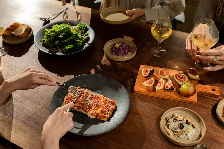 Aru home｜撮影事例：食卓を囲む構図は、ファミリー向けCMや温かいブランド演出に◎