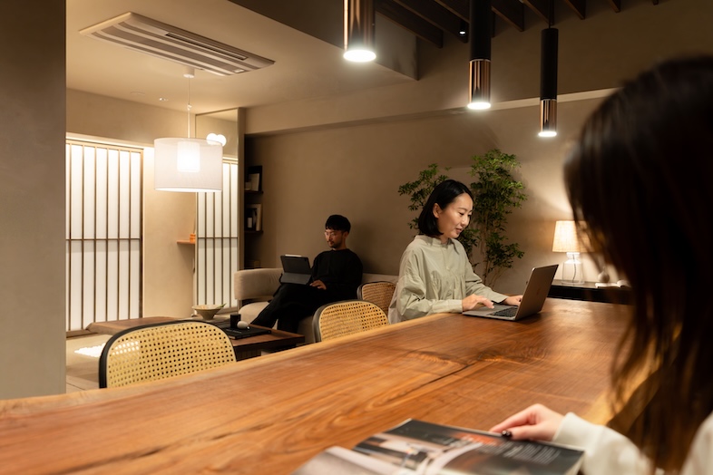 Aru home｜広いダイニングテーブルはワークスペースにもできるため、リモートワークやVlog撮影にもフィット