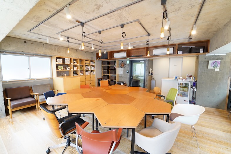 REDO Park｜コンクリート壁やフローリングのある空間は、アート展示やポップアップショップにもフィットする