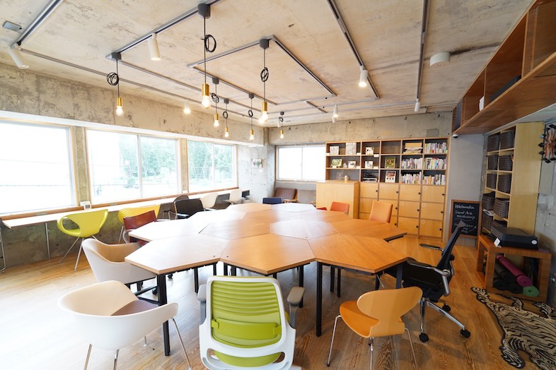 REDO Park｜六角形テーブルが織りなす、創造力を刺激するレイアウトはセミナーや対談撮影にぴったり