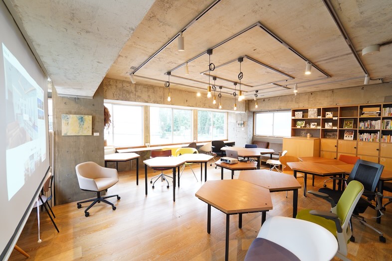 REDO Park｜12卓の六角テーブルが自由に組み替え可能なので、展示・収録・会議も自在に