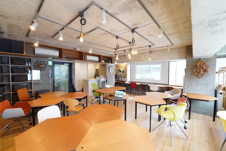 REDO Park｜カラフルなチェアが並ぶ空間は、どこを切り取ってもフォトジェニック