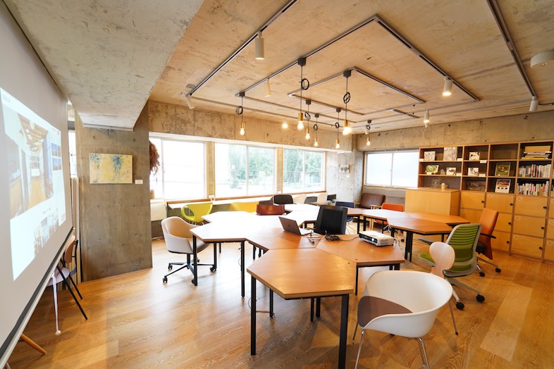 REDO Park｜大きな窓から差し込む自然光は、午後の展示会や日中の配信にも活かせます