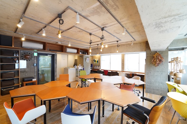 REDO Park｜照明とコンクリ壁が被写体をスタイリッシュに引き立てます