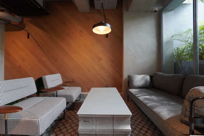 GOBLIN. 不動前BLDG店｜温もりある木壁とデザインソファのある空間