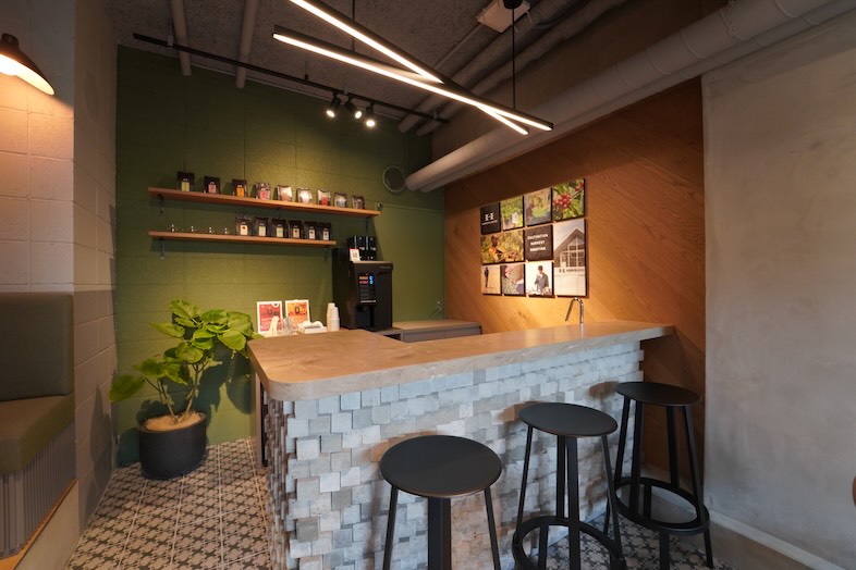 GOBLIN. 不動前BLDG店｜カフェのようなカウンターが魅力のグリーン壁のあるエリア