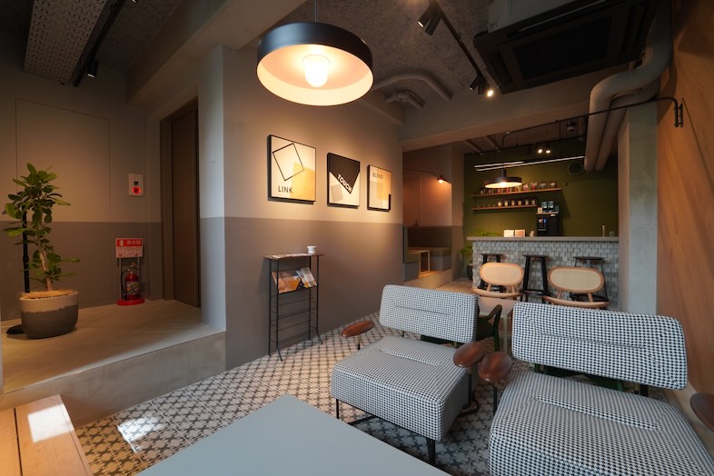 GOBLIN. 不動前BLDG店｜柔らかい照明が落ちるソファ席はファッション誌の撮影や展示会にも◎