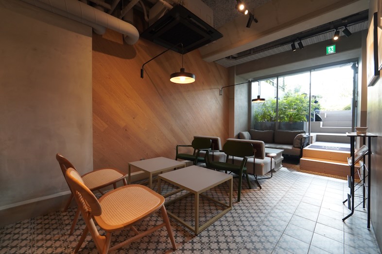 GOBLIN. 不動前BLDG店｜自然光が差し込む窓際は被写体を美しく引き立てるほか、対談などにもおすすめ