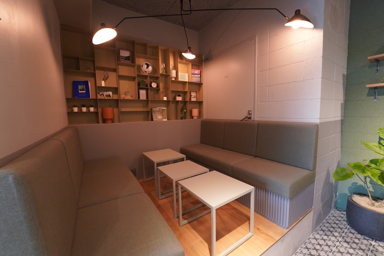 GOBLIN. 不動前BLDG店｜半個室のラウンジエリアあり