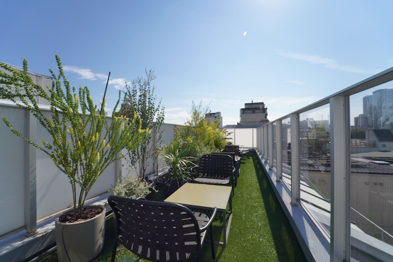 GOBLIN. 不動前BLDG店｜青空の下に広がる開放的な屋上テラス