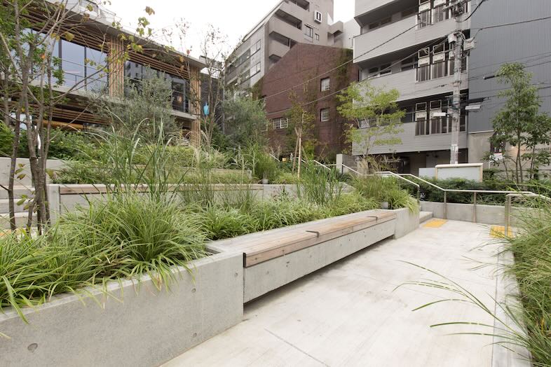 GOBLIN.渋谷PARK店｜ベンチが並ぶ園路は対談風の撮影やインタビューにぴったり