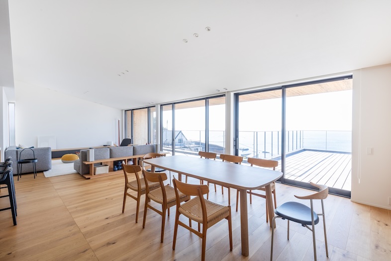 KURUWA OCEAN VIEW｜全面窓に海が広がる開放的なリビングの抜け感は、CM撮影やライフスタイル広告に最適