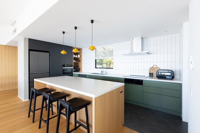 KURUWA OCEAN VIEW｜自慢のオーダーキッチンは料理系CMやプロダクト撮影に最適