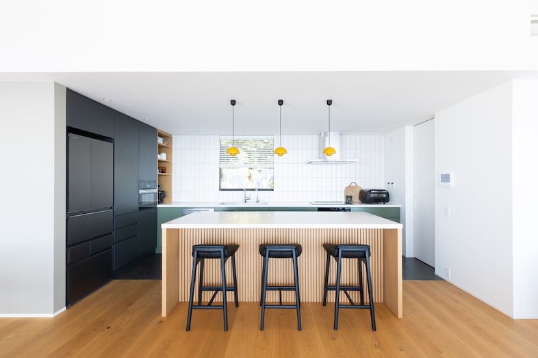 KURUWA OCEAN VIEW｜木目と白が調和したオーダーキッチン