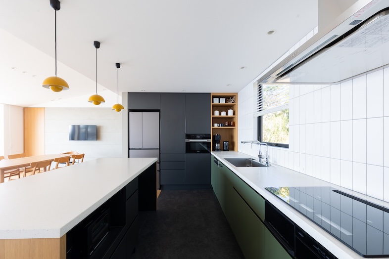 KURUWA OCEAN VIEW｜長い動線が特長のオーダーキッチン