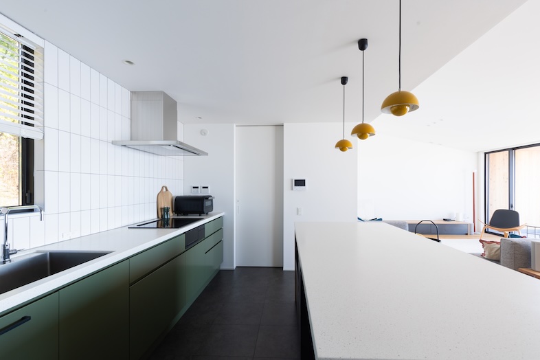 KURUWA OCEAN VIEW｜奥行きのあるキッチンは料理動画のカメラ移動も楽々