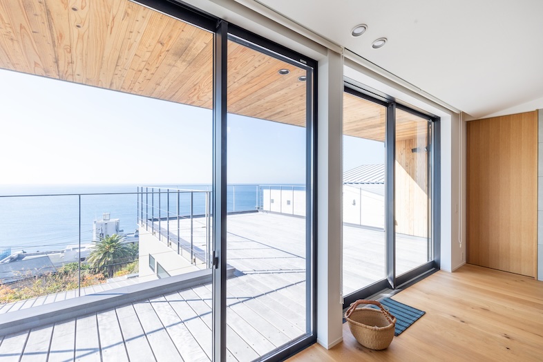 KURUWA OCEAN VIEW｜リビングからの眺望抜群の広々オーシャンビューテラス