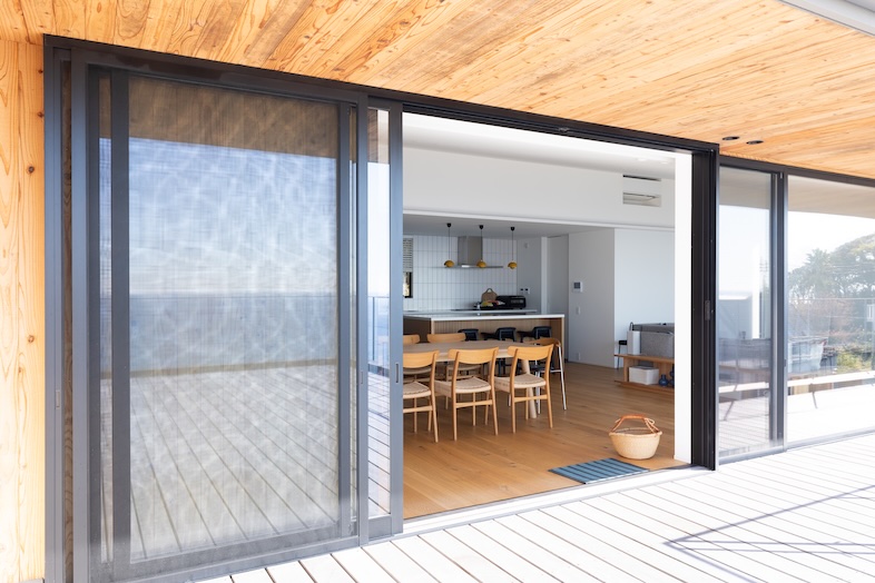 KURUWA OCEAN VIEW｜ウッド調の庇（ひさし）が特徴の窓辺は、屋外と室内を一体で撮影したい時にもおすすめ