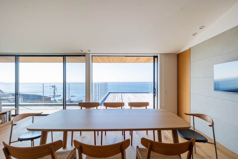 KURUWA OCEAN VIEW｜室内からテラスにそのまま抜ける構図が魅力