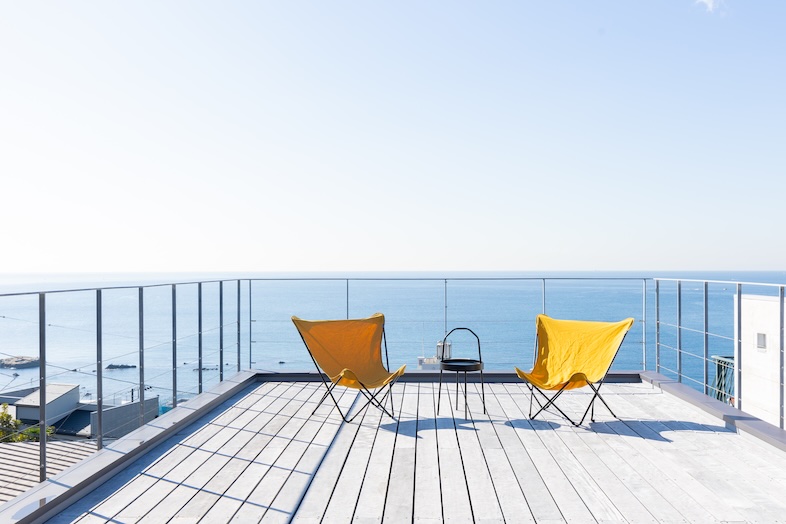 KURUWA OCEAN VIEW｜椅子を置くだけでリゾートホテルのような画になるオーシャンビューテラス