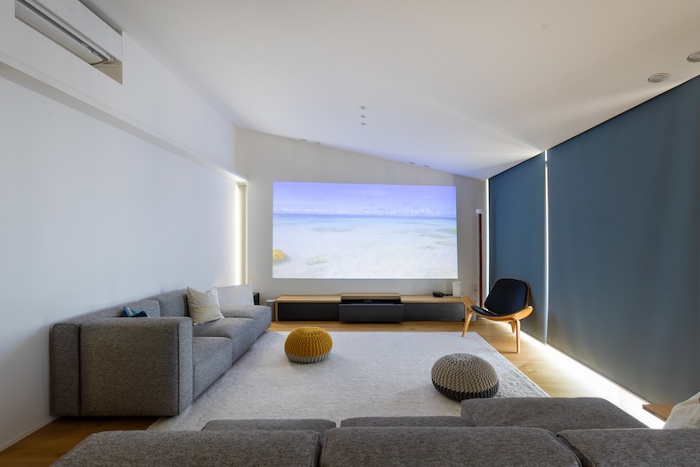 KURUWA OCEAN VIEW｜100インチプロジェクターと組み合わせればシアタールームに早変わり