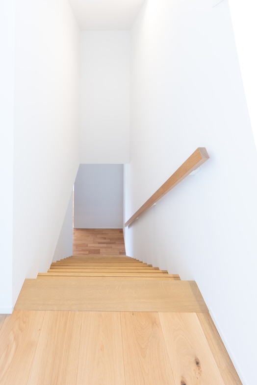 KURUWA OCEAN VIEW｜階段部はニュートラル背景として静物撮影・コスメPRなどにも使える