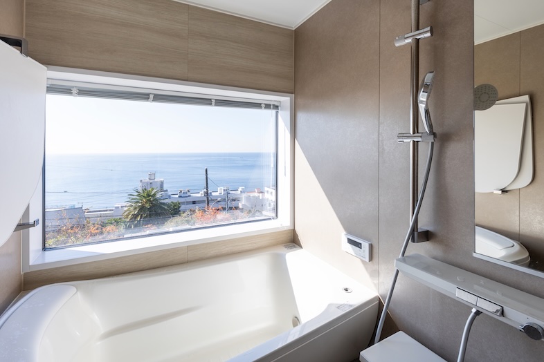 KURUWA OCEAN VIEW｜窓越しに海を望めるバスルーム