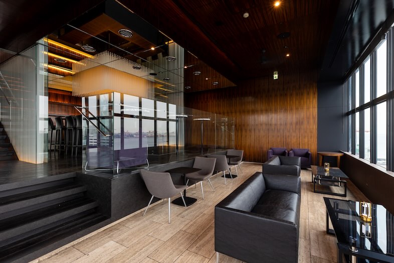 GOBLIN.お台場BLDG店 -BAR-｜艶やかな木目と落ち着いた照明のある高級感あふれる空間で、ワンランク上の撮影が叶う