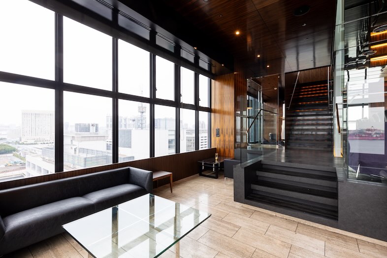 GOBLIN.お台場BLDG店 -BAR-｜洗練されたソファエリアは、ドラマ・MVのロケや企業のインタビュー撮影にも最適