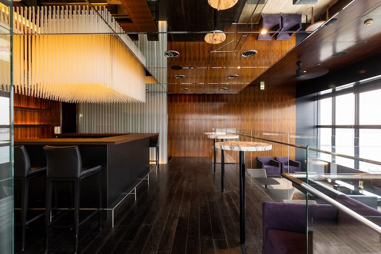 GOBLIN.お台場BLDG店 -BAR-｜重厚感あるバーカウンターはまるで映画のワンシーンのようなナイトシーンが撮れる