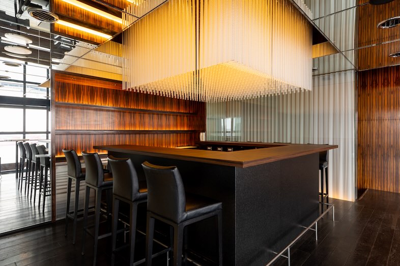 GOBLIN.お台場BLDG店 -BAR-｜吊りシャンデリアと木壁のコントラストが映えるラグジュアリーな空間