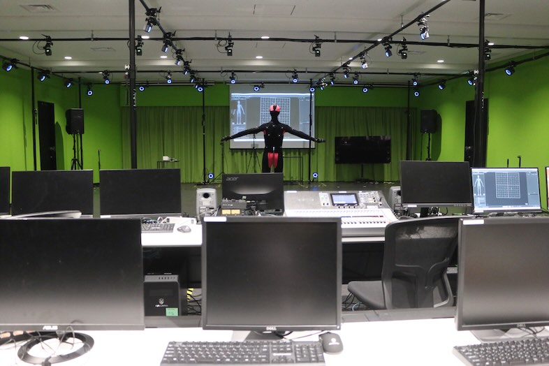 トメロンスタジオ｜コントロールブースからスタジオ全体を見渡せる設計