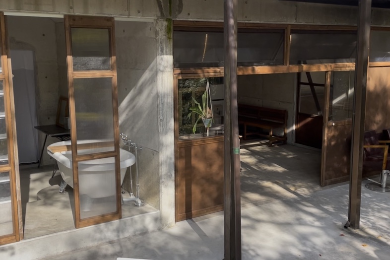 unbox okuōme｜木枠とコンクリート、木漏れ日が被写体を引き立てます