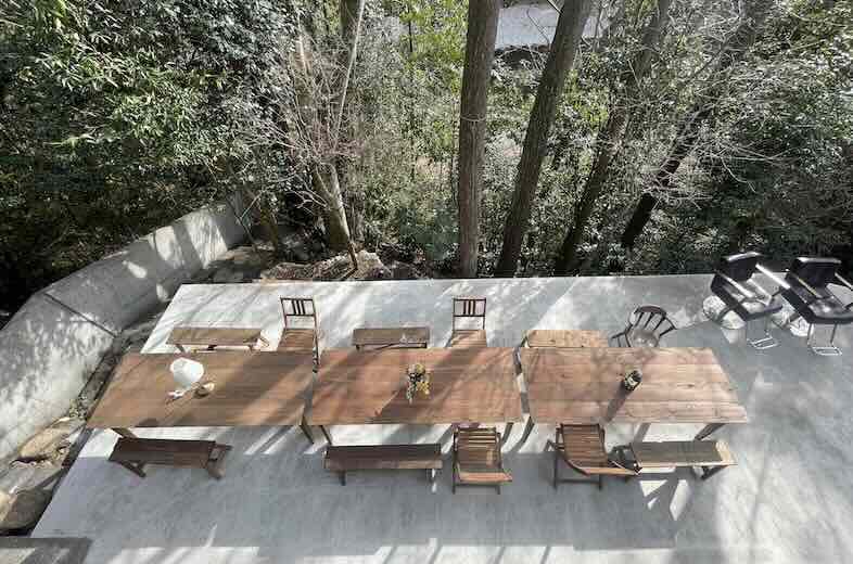 unbox okuōme｜川を見下ろすコンクリートデッキ