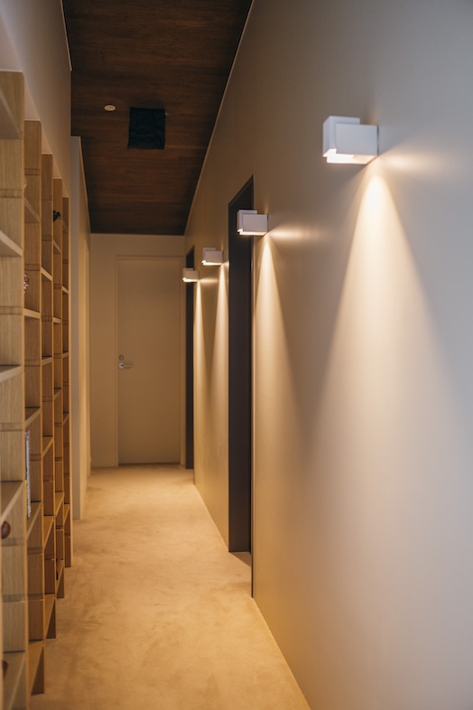 TACTILE HOUSE OSAKA｜【2F】柔らかなカーペットの廊下スペース