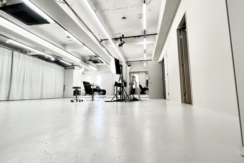 HAIRCAMP STUDIO｜白壁とカーテンに囲まれた、ポートレート撮影にも使いやすい広々とした空間