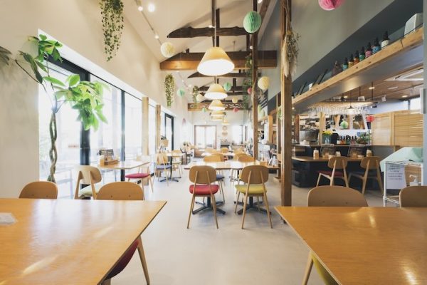 天井の梁とナチュラルな雰囲気がマッチしたモダンな空間 ※ピンクや緑の吊り下げ装飾は、現在は設置しておりません。