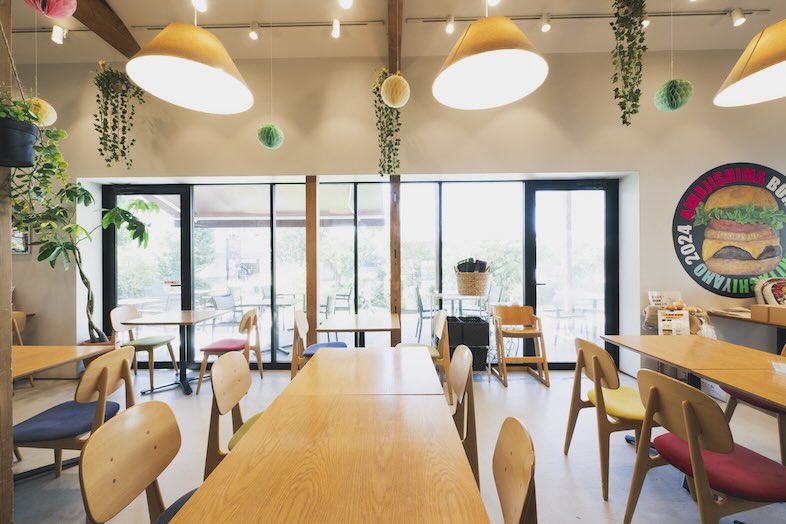 淡路島バーガー 国立谷保店｜大窓から入る自然光が優しく照らすテーブルは朝ドラの食卓シーンにもぴったり