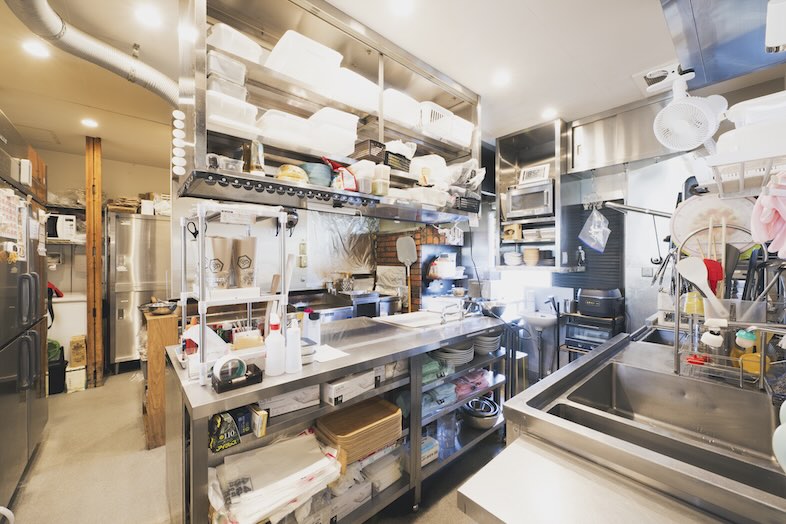 淡路島バーガー 国立谷保店｜臨場感満載の厨房