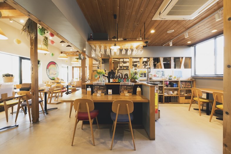 淡路島バーガー 国立谷保店｜あたたかな灯りと木の質感を活かして、日常のワンカットをドラマチックに撮れる