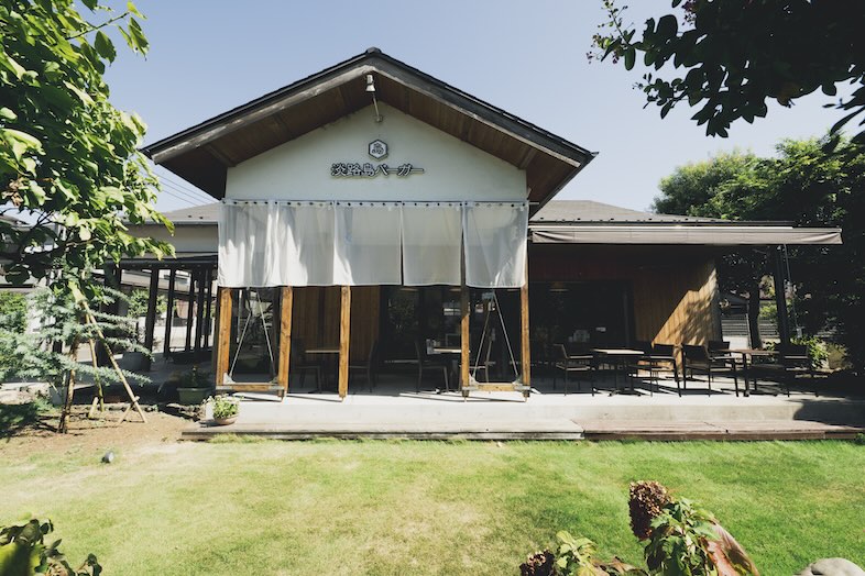 淡路島バーガー 国立谷保店｜歴史ある蔵の趣を背景に◎