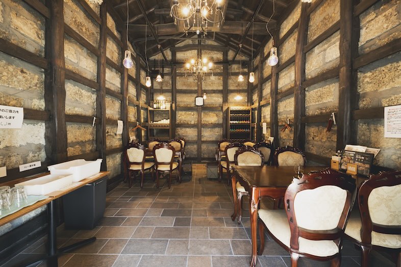 淡路島バーガー 国立谷保店｜蔵の梁と温かな照明が紡ぐ和モダンな異空間