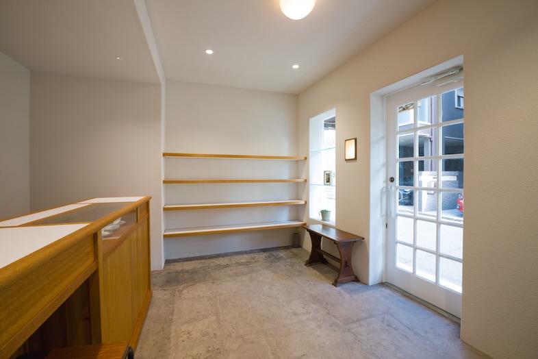 Tea for You｜白壁×コンクリート床のシンプルな空間