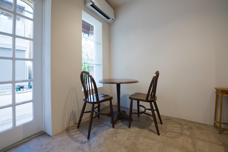 Tea for You｜白壁とナチュラルウッドなインテリアがマッチした穏やかな空間