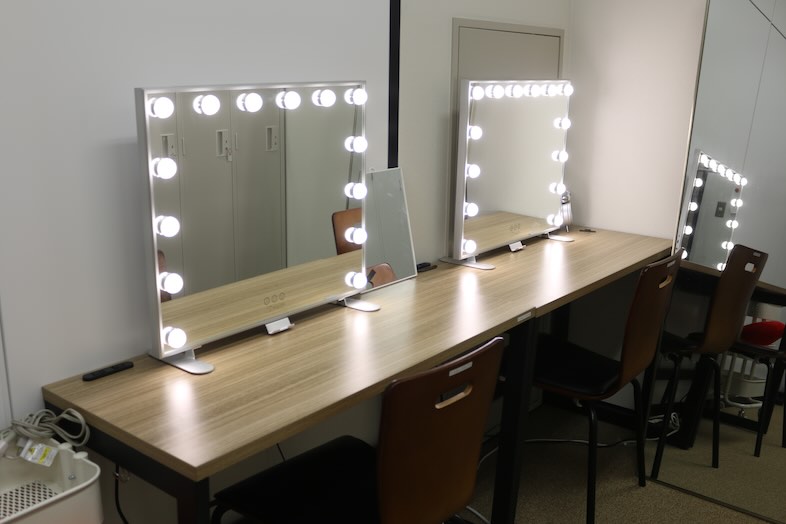 トメロンスタジオ｜プロ仕様の女優ミラーを完備