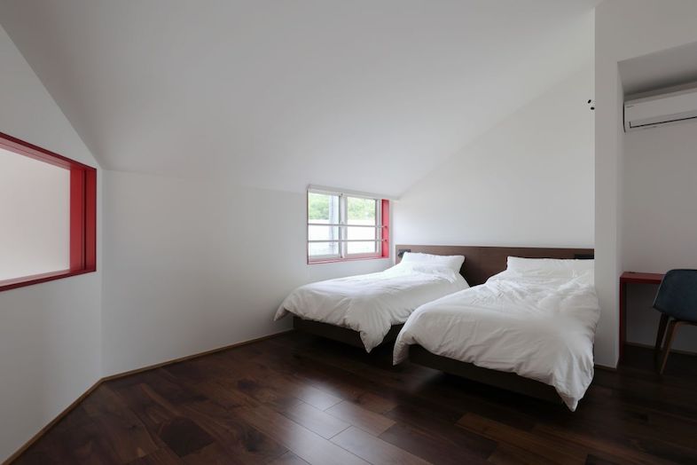 Villa Hokuto｜【サブベッドルーム】北海道産オーダー家具が配置されたシンプル寝室