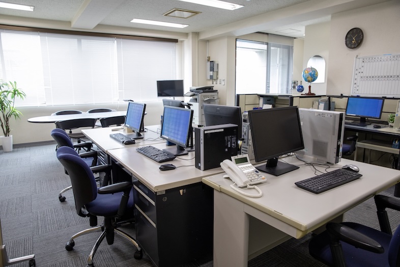 新宿3丁目オフィススタジオ / 高商スタジオ｜【オフィス】モニターや書類が並ぶデスク周りはリアルなオフィス感を演出
