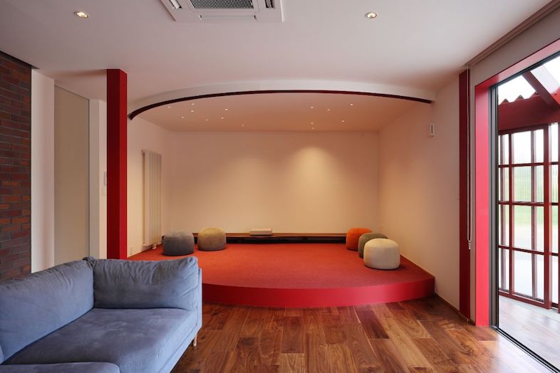 Villa Hokuto｜【フリースペース】赤いがひときわ映える空間は、ヨガ、ワークショップ、CM撮影など多用途に使える◎